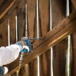 Injection du produit biocide dans un mur en bois