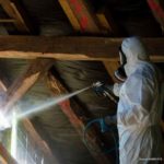 Pulvérisation du produit biocide sur une poutre en bois