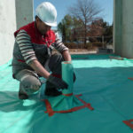 Technicien mettant en place une barrière physico-chimique