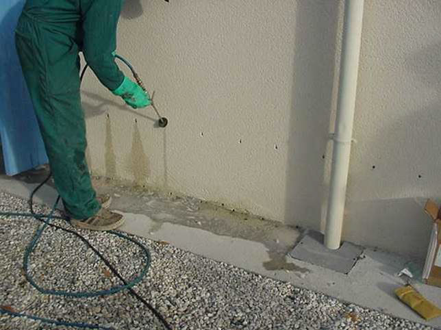 Mise en place d'une barrière chimique anti termites