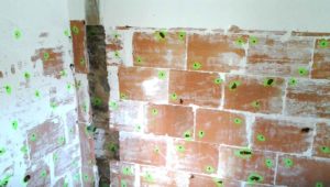 Perforation des murs pour localiser l’étendue de l’infestation